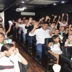 Prefeito visita cinema itinerante no Parque Guadalajara