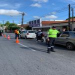 Caucaia continua realização de blitz educativa sobre isolamento social e entrega de máscaras