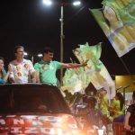 Erika Amorim e Camilo Santana em carreata por Caucaia