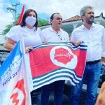 Elmano e Natécia começam campanha com abraço simbólico nos mercados da Jurema e do Centro