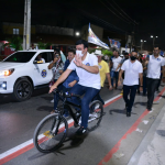 Naumi leva caminhada para as ruas do Araturi e percorre trecho na ciclofaixa