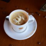 Consumo de café chega a 300 ml diários para mais de um quarto dos brasileiros e impulsiona novos preparos com intensidade e sabor