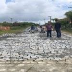 Prefeito inspeciona obra de pavimentação no Conjunto Metropolitano