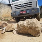 Pedras e poeira: moradores bloqueiam Rodovia Raimundo Pessoa de Araújo