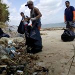 Ação voluntária retira 290kg de resíduos da Praia de Iparana