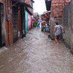 Chuva causa transtornos em Caucaia (CE)