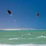 Pipas de kitesurf se batem no mar do Cumbuco