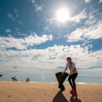 Winds for Future promove ação de limpeza na praia do Cumbuco