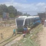 Caminhão bate em trem do Metrofor em Caucaia