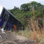 Ônibus cai em barranco na CE 085 em Caucaia