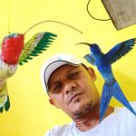 Artesão no Cumbuco produz artes com recicláveis
