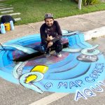 Bueiro recebe intervenção artística no Cumbuco para sensibilizar contra descarte de lixo