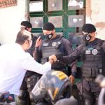 Caucaia premia policiais pela apreensão de arma de fogo irregular