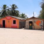 Projeto CumbuCOR faz intervenção artística na Praia das Curimãs em Barroquinha