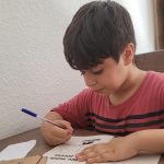 Menino de 9 anos lança livro de poesias em material artesanal e sustentável