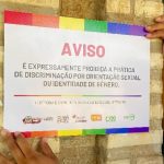 Coordenadoria da Diversidade fixa placas contra a discriminação de orientação sexual em prédios públicos de Caucaia