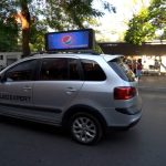 Motoristas de taxi e aplicativo encontram nova fonte de renda extra com anúncios em tela de LED