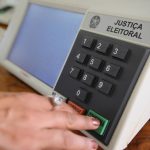 Compra e venda de votos é crime. Veja o que caracteriza e como denunciar