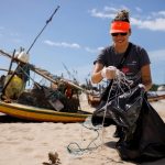 Mutirão de limpeza de praia reforça consciência ambiental e mobiliza comunidade no Pecém