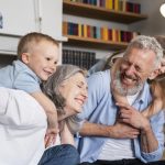 Entenda como a relação deles com as crianças ajuda na educação dos pequenos