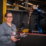 Mulheres na linha de frente da inovação: colaboradora da AGCO é destaque na soldagem robotizada