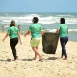 Instituto Unimed realiza nova edição do mutirão Praia Limpa 2025 em Fortaleza