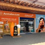 Australian Gold amplia ativações no Nordeste e transforma farmácias em experiências imersivas