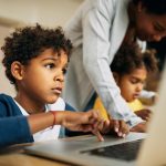 Educação midiática nas escolas é urgente, afirmam especialistas