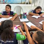 Alunos produzem cartões de Dia das Mães em aula especial na Escolinha de Triathlon do Pecém