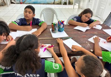 Alunos produzem cartões de Dia das Mães em aula especial na Escolinha de Triathlon do Pecém