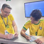 Tradicional tabelinha impressa da Copa resiste à era digital e volta a circular entre torcedores