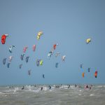 Temporada dos ventos transforma o litoral cearense em cenário para esportes à vela e atrai turistas de todo o mundo